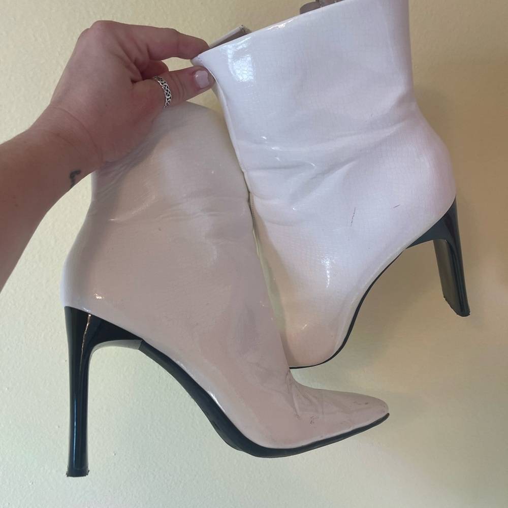 Vintage groovy white booties
